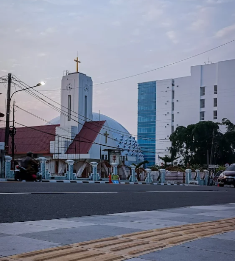 Berjalan Santai di Area Publik