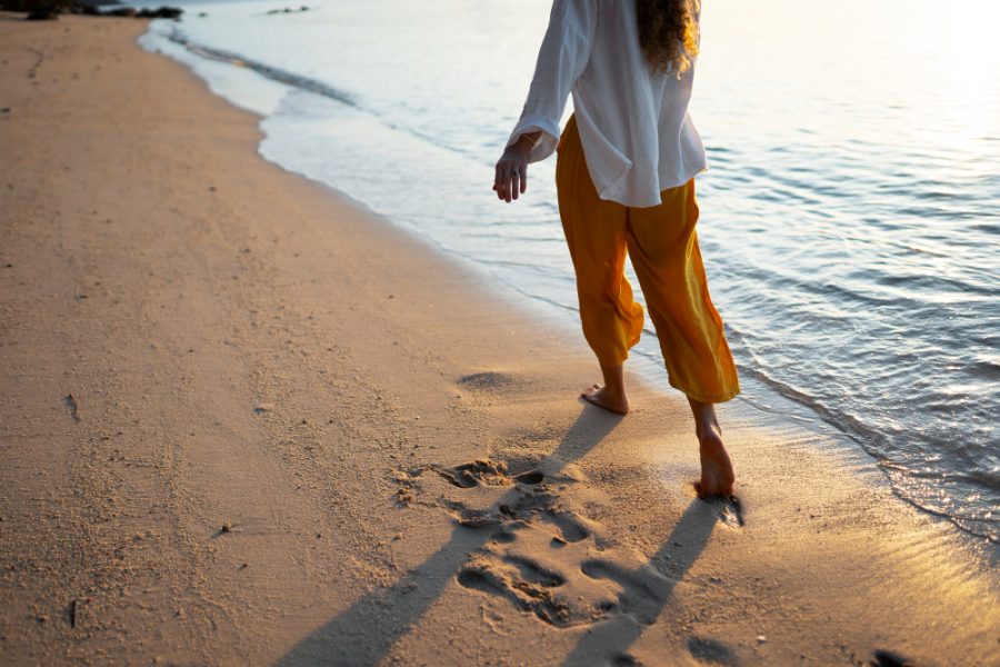 Berjalan Santai di Tepi Pantai