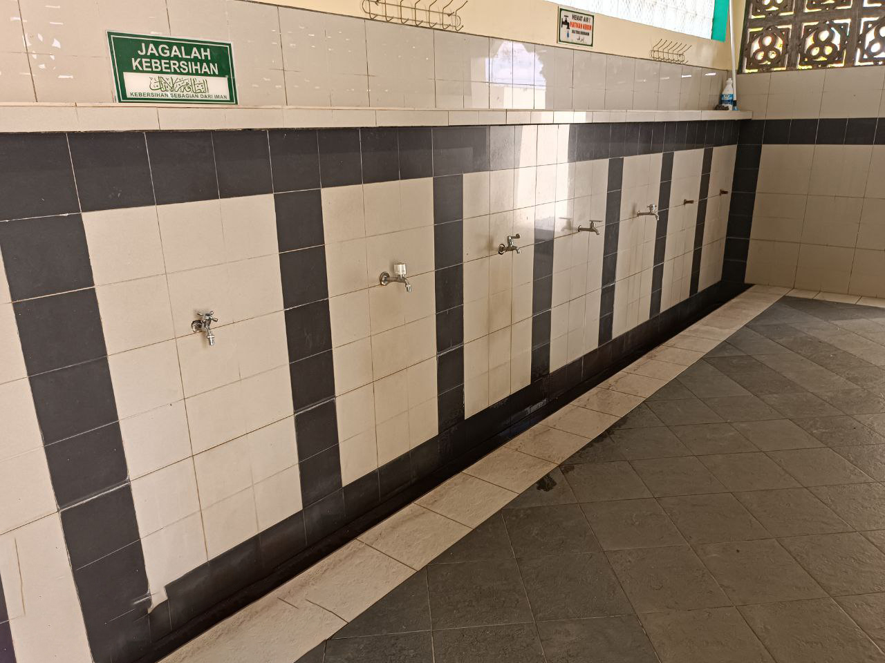 Tempat wudu pria dan wanita (terpisah)